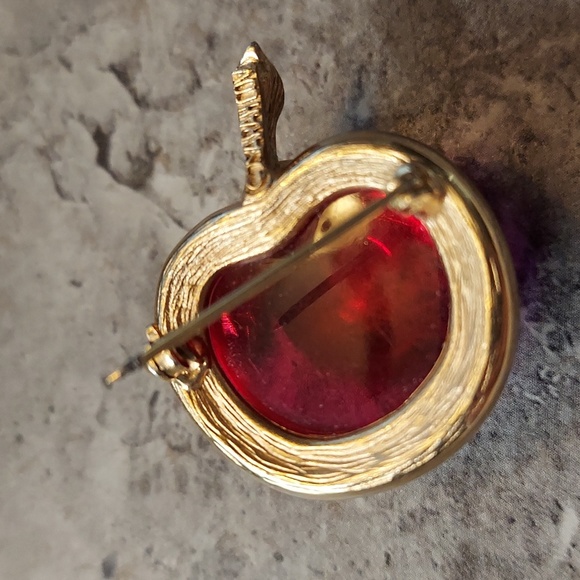 SOLD Vintage Signed Sarah Coventry Lucite Magenta & Goldtone Apple Brooch Pin - Picture 5 of 10